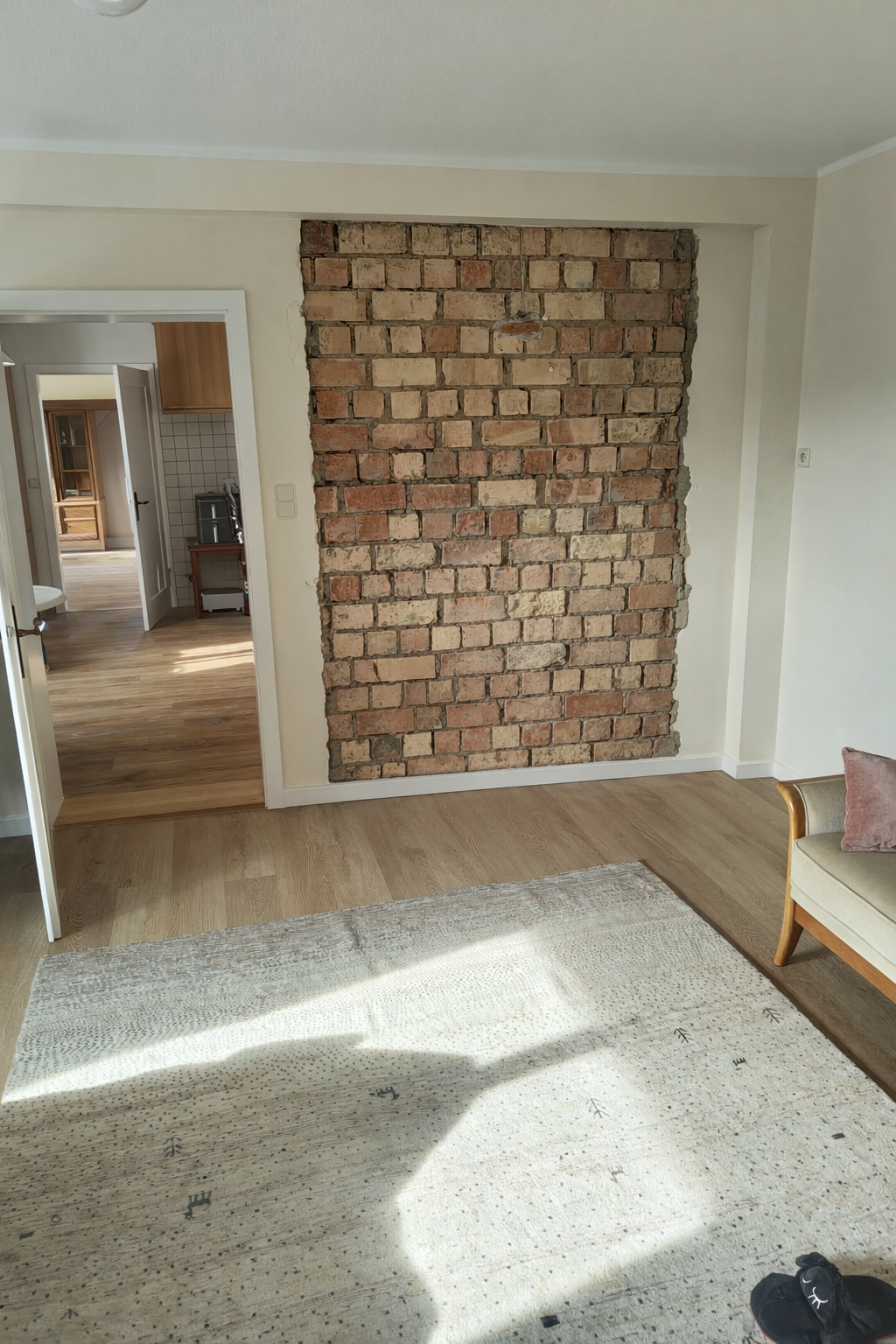 Rustikale Steinwand im Wohnzimmer